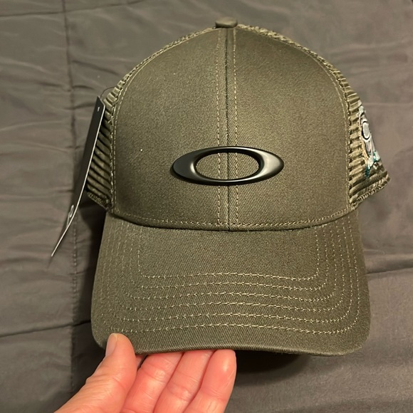 NWT Oakley Trucker Ellipse Hat - Picture 1 of 7